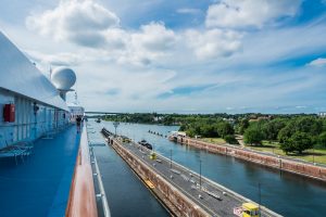 Auf See, Nord-Ostsee-Kanal, Deutschland MS Europa in einer Schleuse des Nord-Ostsee-Kanals