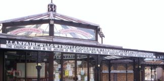 Der längste Ortsnamen Europas Llanfairpwllgwyngyllgogerychwyrndrobwllllantysiliogogogoch