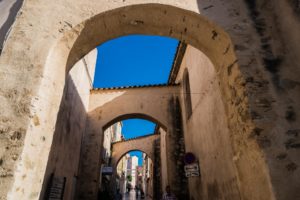 Saint Tropez, Frankreich Gasse vor der Kirche Misericordia in St. Tropez