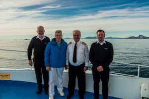 Peter Jurgilewitsch mit dänischen Eislotsen und dem Kapitän von MS Ocean Majesty