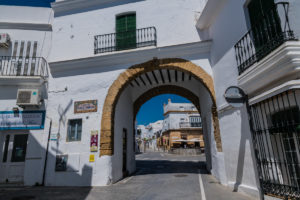 Stadttor in Conil de la Frontera auf der Route der weissen Dörfer