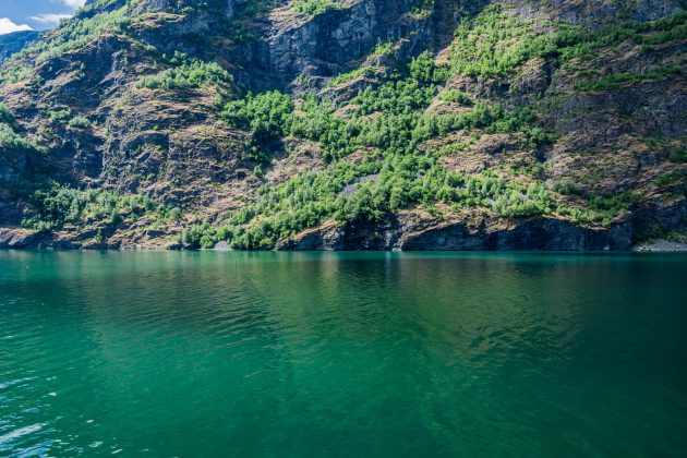 Türkises Wasser und schroffe Ufer im Aurlandsfjord