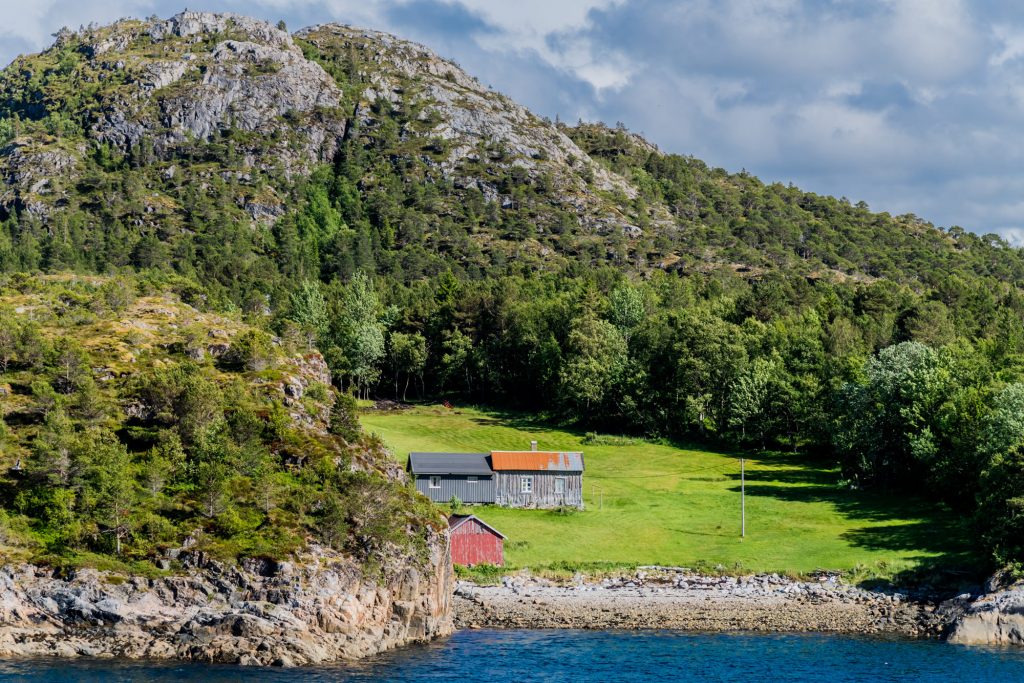Nordnorwegen - auf dem Weg zum Polarkreis Einsame Fjordhöfe erinnern an frühere Zeiten