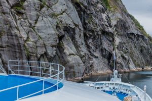 Felswände im engen Fjord