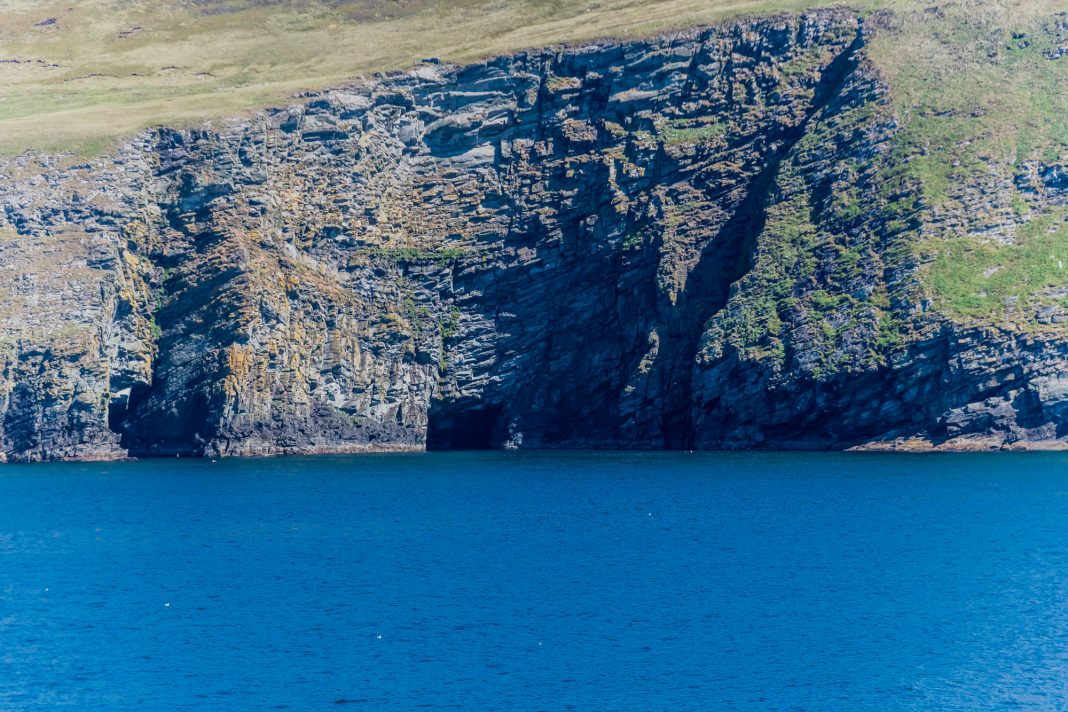 Felsküste der Shetland Inseln