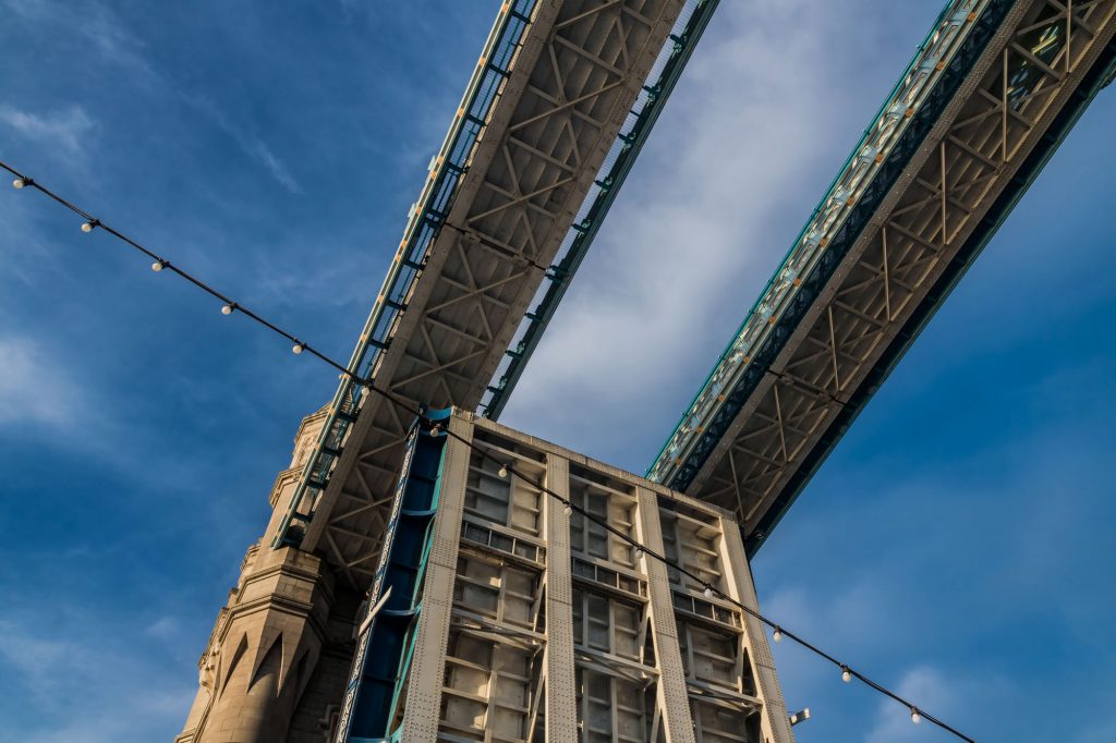 Unter der Tower bridge in London