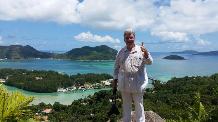 Peter Jurgilewitsch auf dem Ausischtspunkt Fond Ferdinand/Praslin, Seychellen