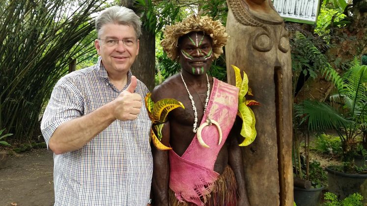 Peter Jurgilewitsch mit einem Stammeshäuptling nahe Port Vila auf Vanuatu