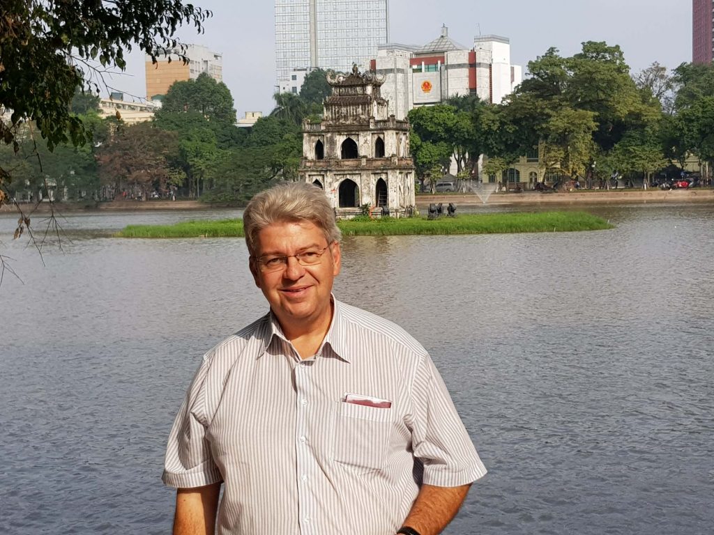 Reise: Faszination Vietnam 2026/2027 - Mit Peter Jurgilewitsch nach Asien Peter Jurgilewitsch vor der Pagode im Hoan-Kiem-See/Hanoi