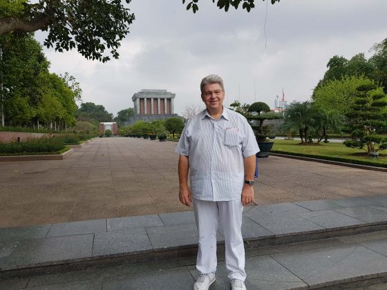 Peter Jurgilewitsch vor dem Mausoleum von Ho Chi Minh in Hanoi