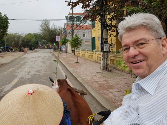 Peter Jurgilewitsch auf einem Ochsenkarren in Ninh Binh/Vietnam