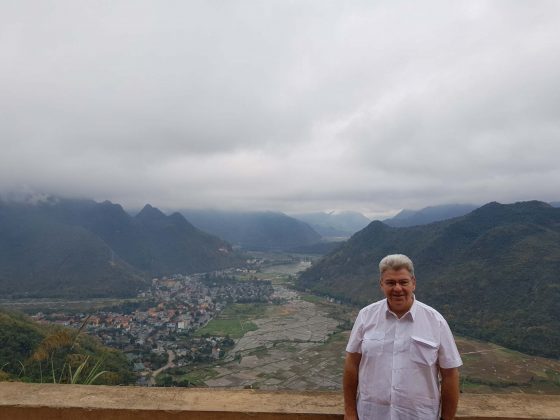 Peter Jurgilewitsch unterwegs Peter Jurgilewitsch über dem Tal bei Na Tang in Vietnam