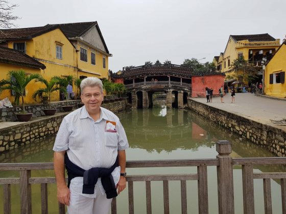 Peter Jurgilewitsch vor der Japanischen Brücke in Hoi An/Vietnam