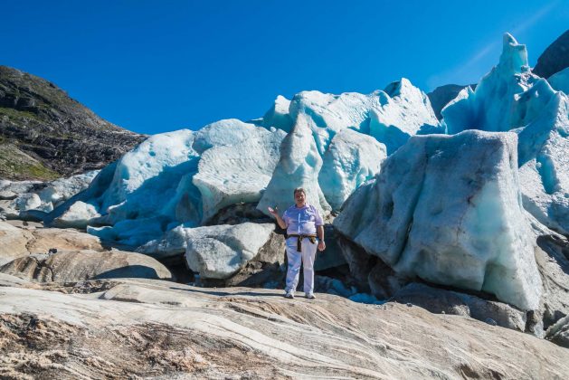 Peter Jurgilewitsch vor dem Svartisen Gletscher in Norwegen