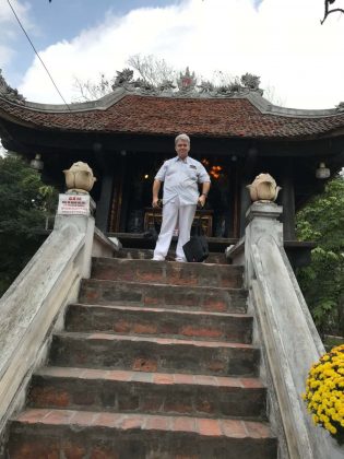 Peter Jurgilewitsch unterwegs Peter Jurgilewitsch vor der Einpfahlpagode in Hanoi, Vietnam