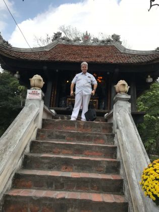 Peter Jurgilewitsch vor der Einpfahlpagode in Hanoi, Vietnam