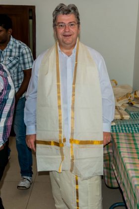 Peter Jurgilewitschin traditioneller Tempeltracht in Cochin/Indien