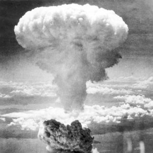 Hiroshima und die Schreininsel Miyajima Atombombe expodiert über Hiroshima