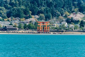 Hiroshima und die Schreininsel Miyajima Torii des Itsukushima-Schreins auf Miyajima