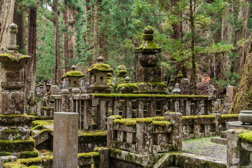 Auf dem Mount Koya Grabmäler auf dem Friedhof Oku-no Mount Koya
