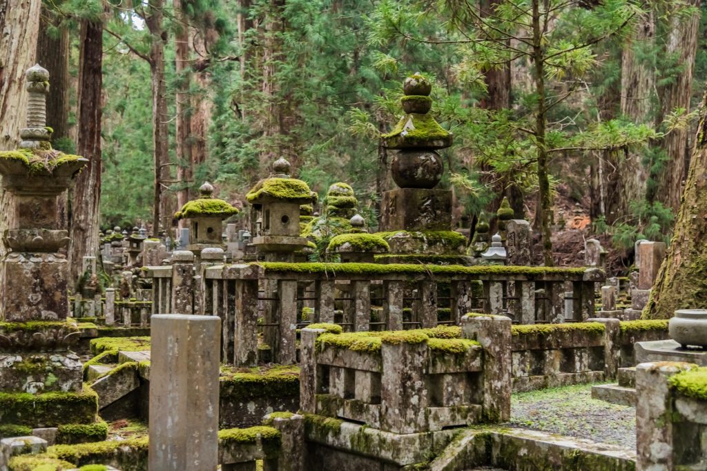 Grabmäler auf dem Friedhof Oku-no Mount Koya