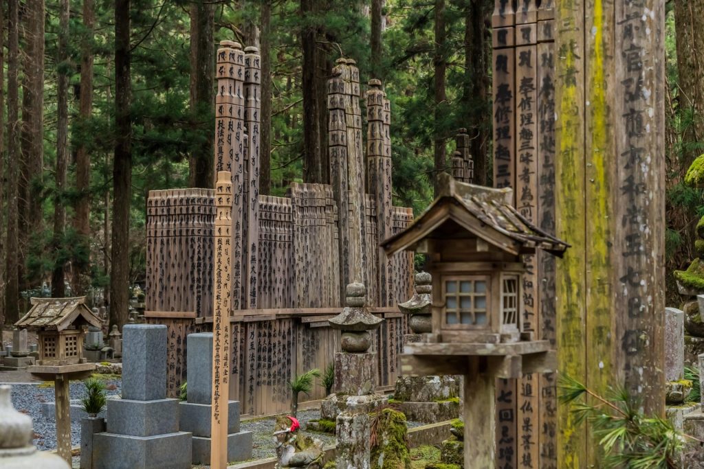Auf dem Mount Koya Gräber auf dem Friedhof Oku-no Mount Koya