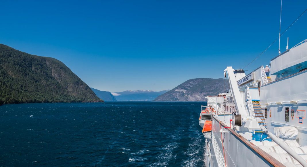 MS Ocean Majesty in den Fjorden Norwegens