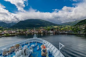 Durch den Sognefjord und den Aurlandsfjord nach Flåm MS Ocean Majesty vor Vik