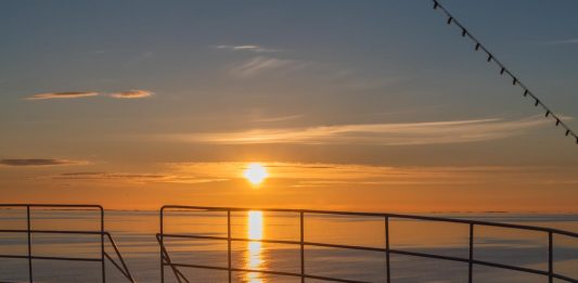 Mitternachtssonne auf einem Kreuzfahrtschiff