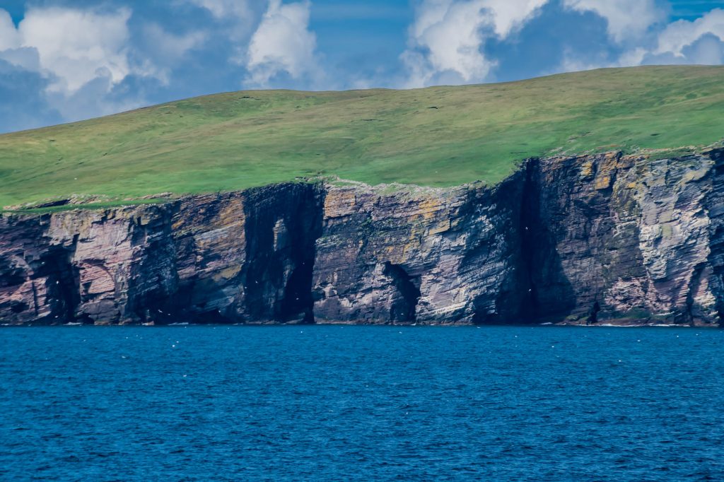 Grüne Küste der Shetlandinseln