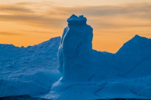 Der Ilulissat Eisfjord am Abend Eisberg in der Diskobucht