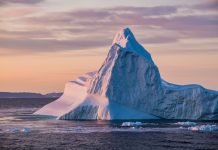 Der Ilulissat Eisfjord am Abend Eisberg in Ilulissat auf Grönland