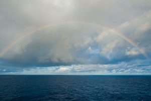 Regenborgen am geografischen Nullpunkt