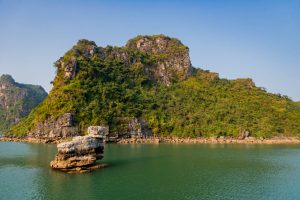 Halong-Bucht in Vietnam Felsformationen in der Bucht des herabsteigenden Drachen