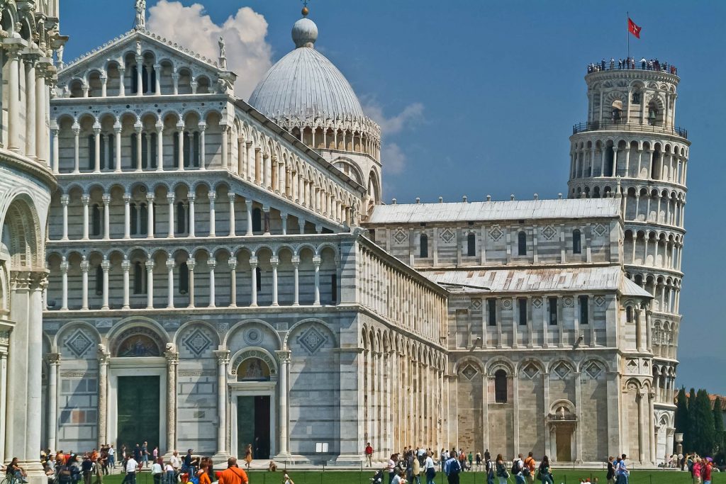 Schiefer Turm von Pisa hinter der Kathedrale