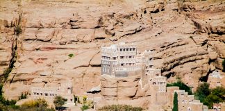 Das Wadi Dhar und der Dar al-Hajar im Jemen Felsenpalast Dar al-Hajar im Wadi Dhar