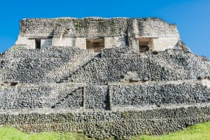 Rückseite der Pyramide El Castillo in Xunantunich