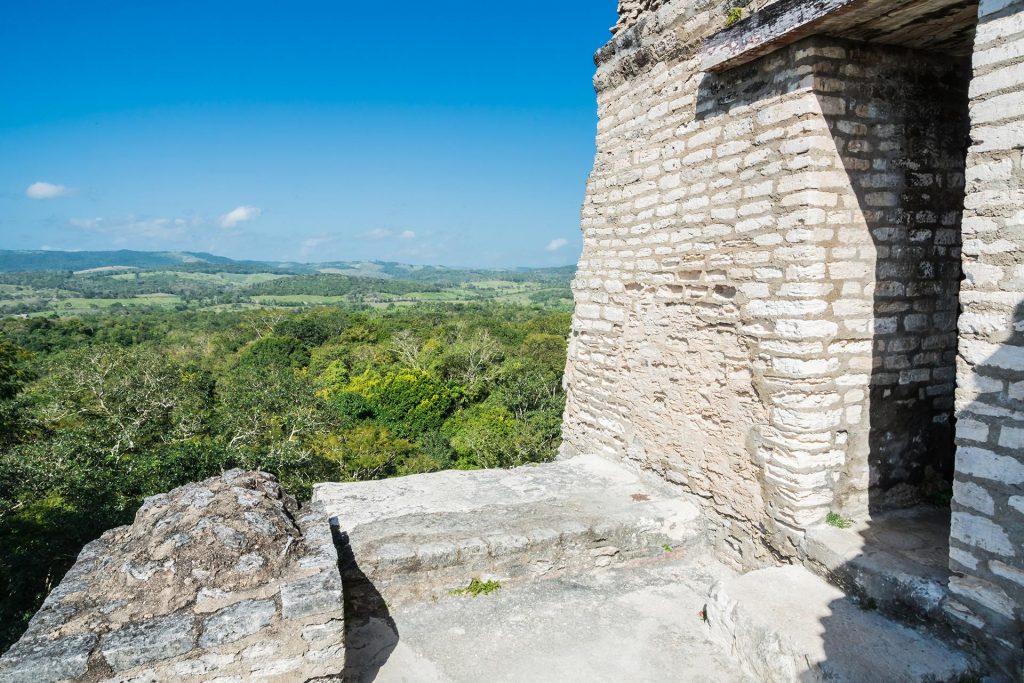 Auf dem Tempel El Castillo in Xunantunich