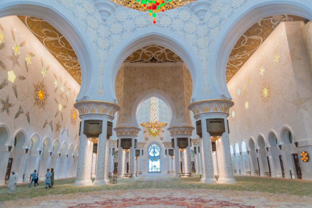 Großer Gebetssaal der Scheich-Zayid-Moschee in Abu Dhabi
