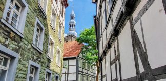 Soest – sehenswerte Hansestadt in Westfalen Strasse mit Blick auf St. Petri in Soest