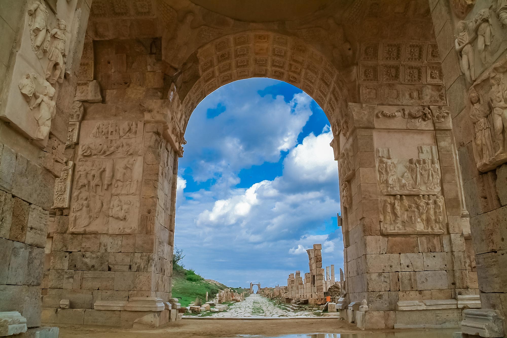 Blick vom Bogen des Septimius Severus auf den Cardo maximus in Lepcis Magna