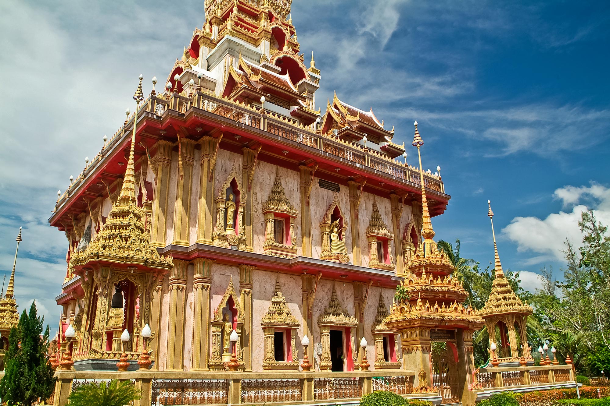 Stupa im Im Inneren von Wat Chaitararam auf Phuket