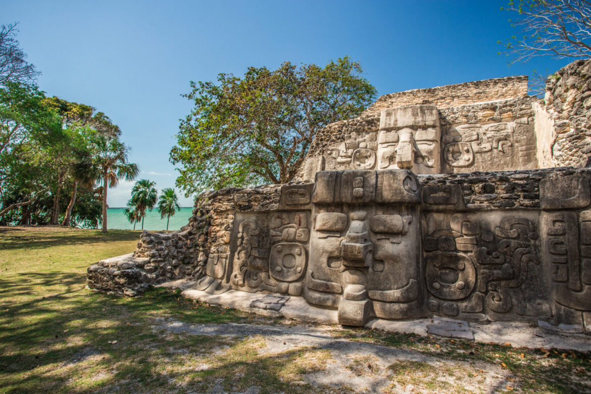 Die Ruinen von Cerros im Norden von Belize