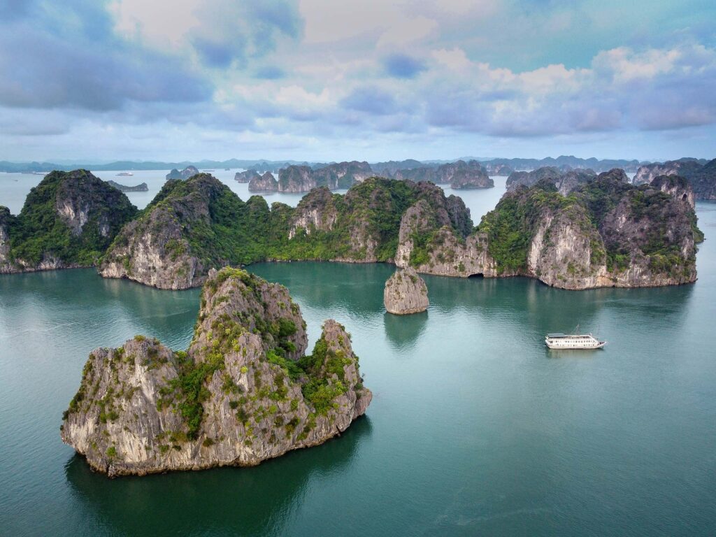 Reise: Faszination Vietnam 2026/2027 - Mit Peter Jurgilewitsch nach Asien Blick auf die Ha Long Bucht