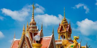 Thailand – Geschichte, Nationalhymne, Flagge, Klima Im Wat Plai Laem auf Ko Samui