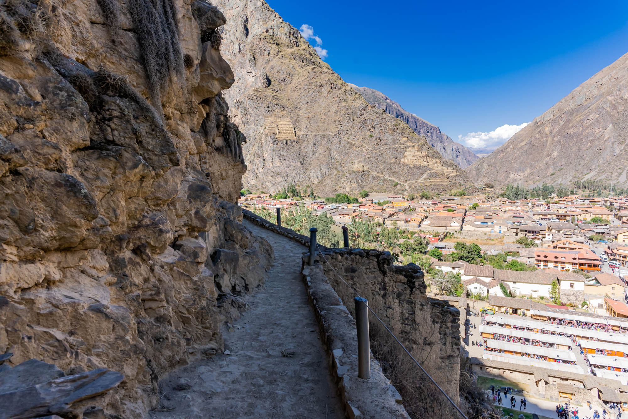 Ollantaytambo - grandiose Festung der Inka in Peru Bergpfad oberhalb von Ollantaytambo