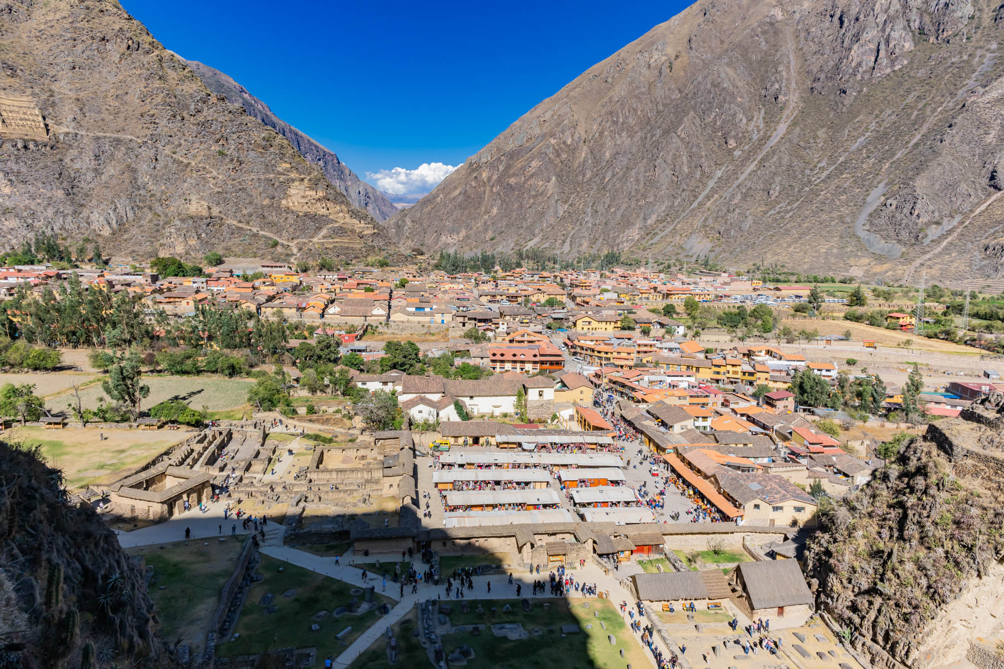 Ollantaytambo - grandiose Festung der Inka in Peru Blick auf den ort Ollantaytambo mit Markt