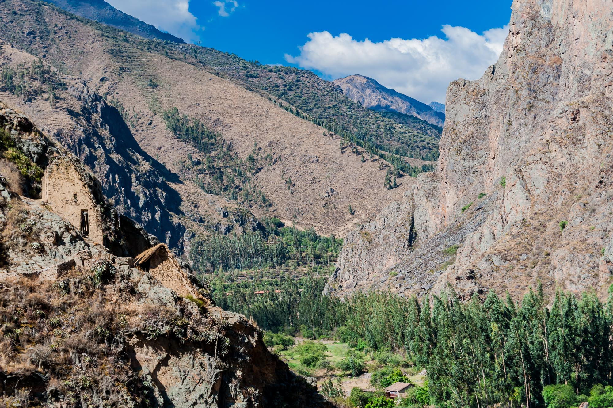 Ollantaytambo - grandiose Festung der Inka in Peru Blick von den Inkaruinen von Ollantaytambo ins Tal