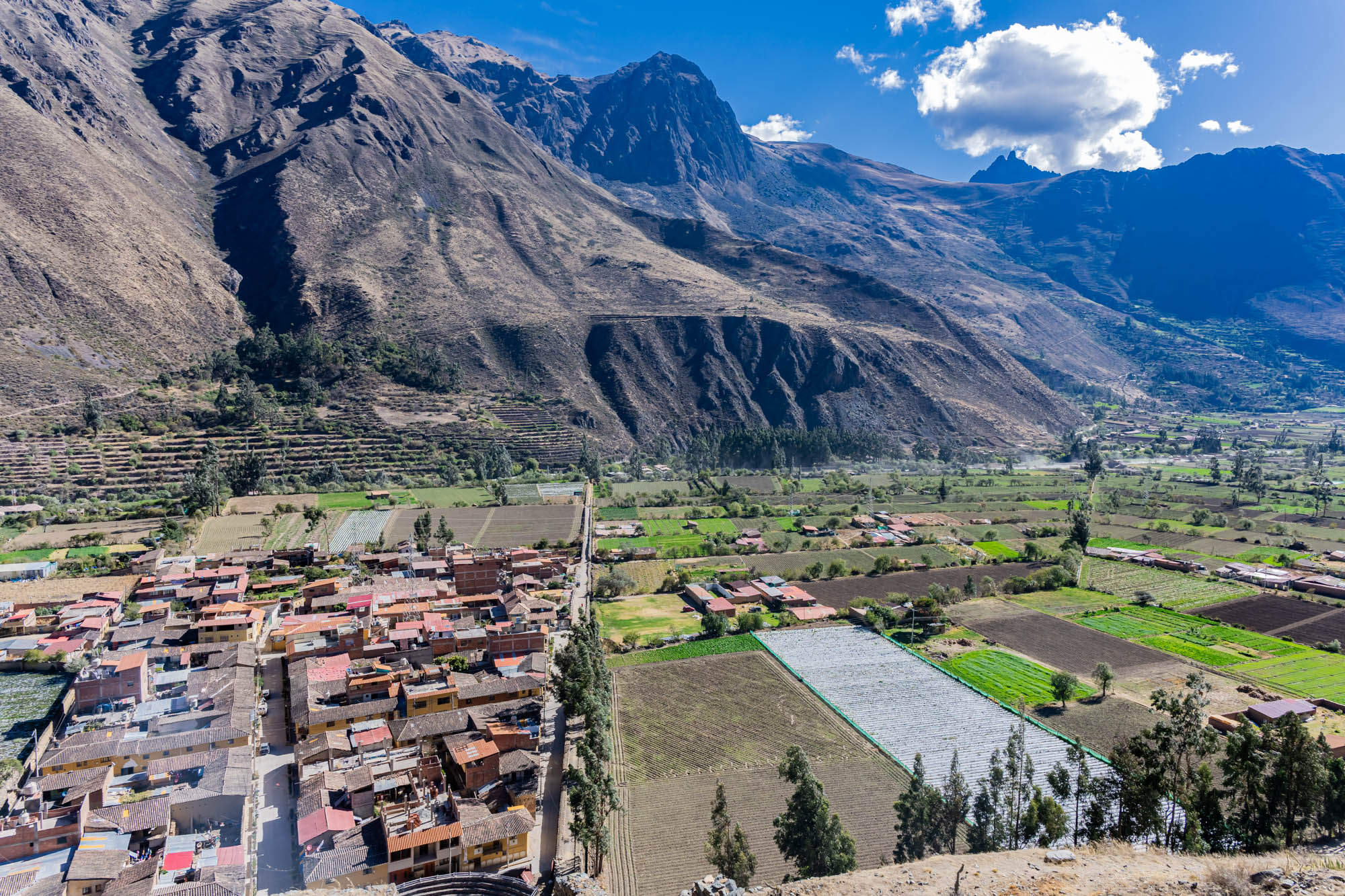 Ollantaytambo - grandiose Festung der Inka in Peru Blick ins Tal von San isidoro in Ollantaytambo