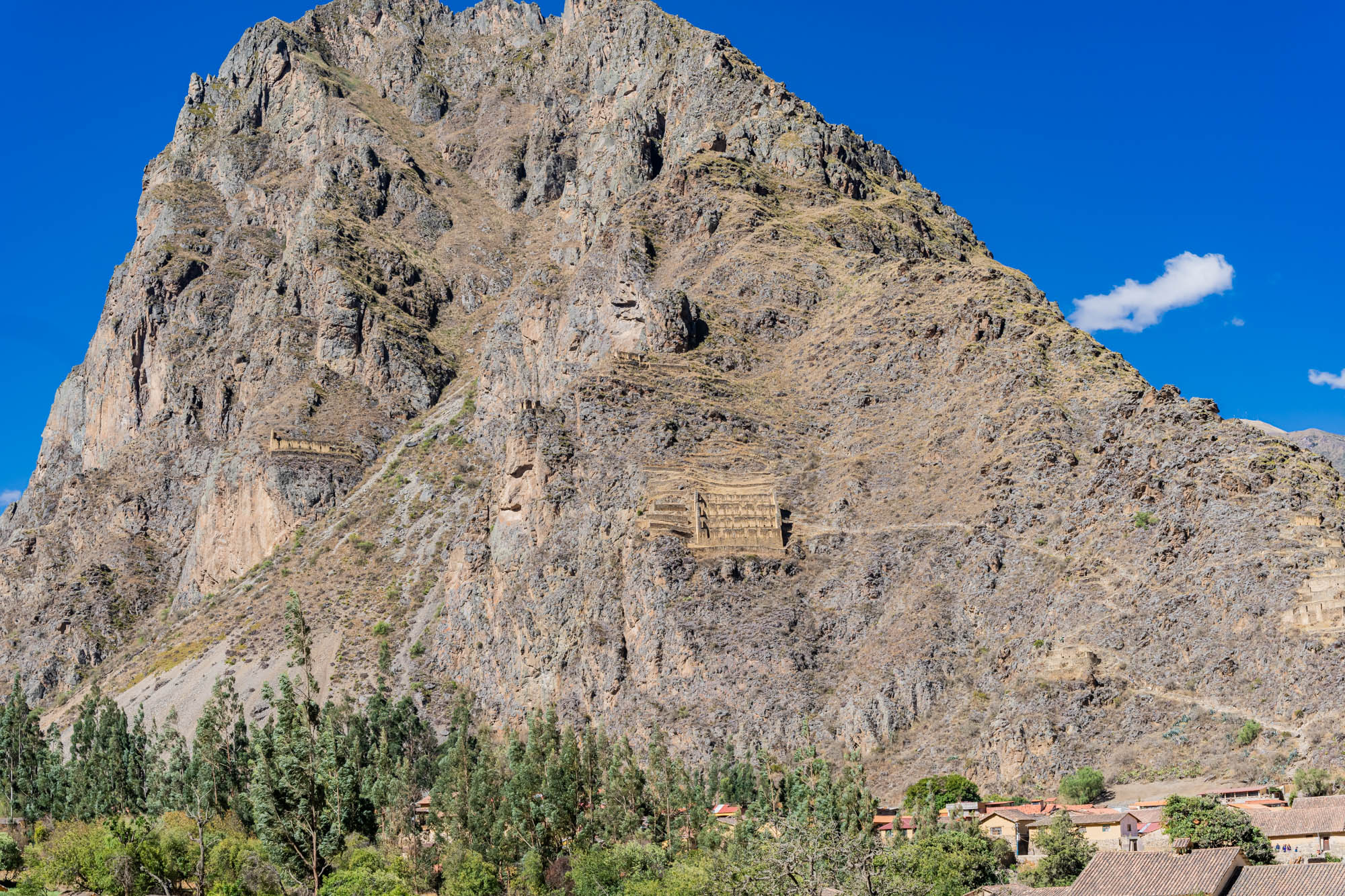 Ollantaytambo - grandiose Festung der Inka in Peru Der Berg Pinkuylluna